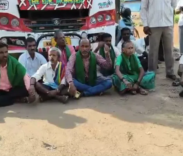 ಧರಣಿ ವೇಳೆ ವಿಷ ಕುಡಿದ ರೈತ ಅಸ್ವಸ್ಥ, ಆಸ್ಪತ್ರೆಗೆ ದಾಖಲು 