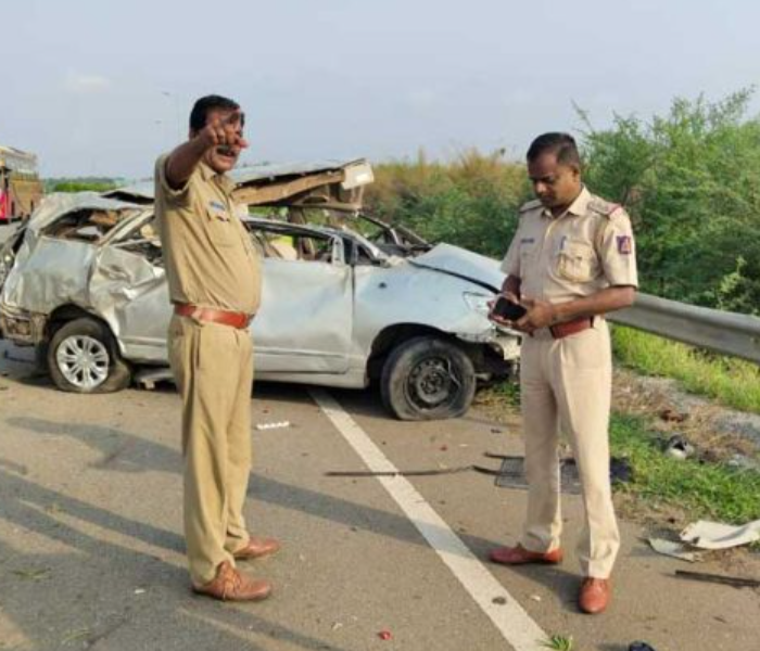 ಕಾರಿನ ಟಯರ್‌ ಬ್ಲಾಸ್ಟ್‌ಆಗಿ ರಸ್ತೆ ಅಪಘಾತ.. ಸ್ಥಳದಲ್ಲೇ ಮೂವರು ಸಾವು