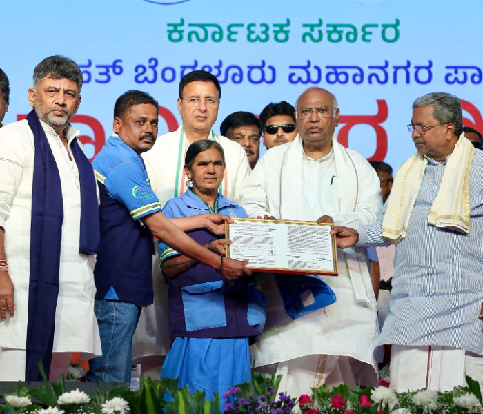 ಪೌರಕಾರ್ಮಿಕರಿಗೆ ಕಾಯಂ ನೇಮಕಾತಿ ಪತ್ರ ವಿತರಿಸಿದ ಸಿಎಂ ಸಿದ್ದರಾಮಯ್ಯ 