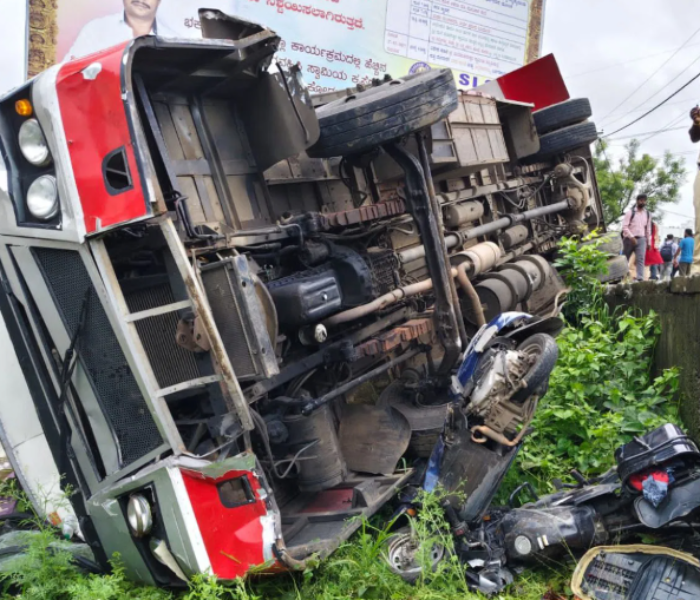 ಎರಡು ಬೈಕ್‌ಗಳಿಗೆ ಕೆಎಸ್‌ಆರ್‌ಟಿಸಿ ಬಸ್‌ ಡಿಕ್ಕಿ; ಸ್ಥ...